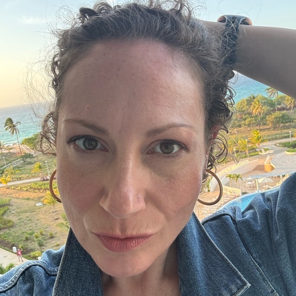 Meet your Posher, Danielle - Picture 2 of 2